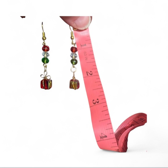 🎄Hand Crafted Christmas Present glass beaded earrings - Picture 4 of 4